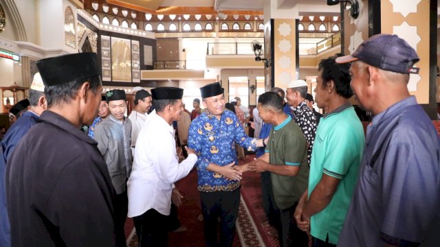 Bupati Bantaeng, Ilham Azikin didampingi Ketua TP PKK Bantaeng, Sri Dewi Yanti menyalurkan insentif/Ist