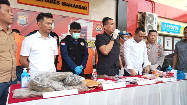 Satreskoba Polrestabes Makassar dipimpin Kasat Narkoba Polrestabes Makassar, AKBP Doli M Tanjung yang melakukan ekspose pengungkapan selama sebulan terakhir (Portal Media/Aldy)