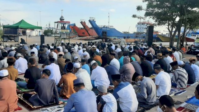 Ratusan Warga Padati Pelabuhan Paotere Laksanakan Salat Idulfitri 1444H/2023M