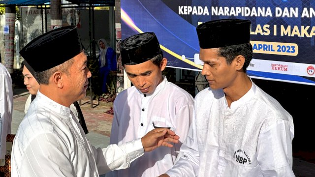 Kepala Rumah Tahanan (Karutan) Kelas I Makassar, Moch Muhidin menyerahkan langsung remisi secara simbolik kepada tahanan (Ist) 