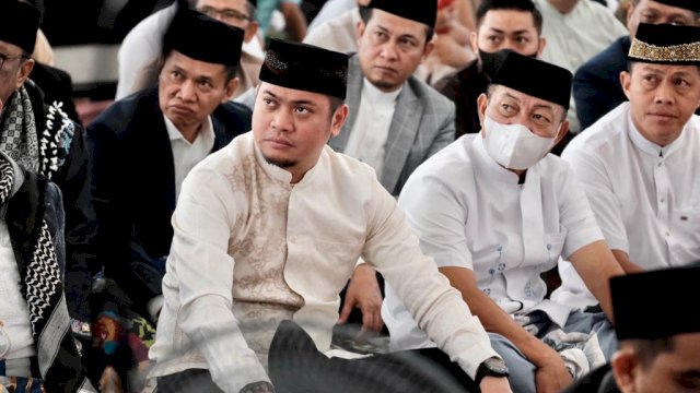 Bupati Gowa Adnan Purichta Ichsan saat menghadiri Shalat Idul Fitri di Masjid Agung Syekh Yusuf, Sabtu (22/4)/Ist
