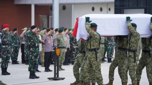 TNI mengklaim Pratu F anggota Satgas Yonif R 321/GT bukan tewas tertembak. Foto: ist