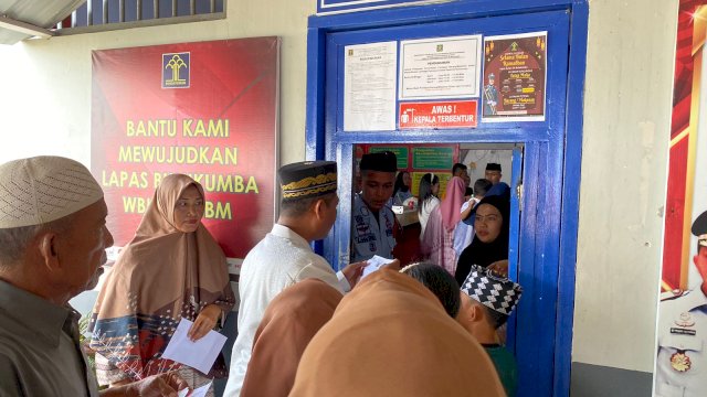 Hari pertama tercatat 1.310 pengunjung yang datang langsung membesuk keluarganya di lapas dengan jumlah warga binaan sebanyak 262 Narapidana/ Tahanan dengan jam pelayanan di buka pada jam 9 pagi hingga jam 15.30 Wita sore. (IST).