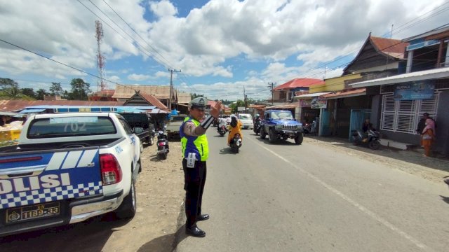 Arus lalu lintas di Kabupaten Jeneponto, Sulawesi Selatan hingga H+2 Idul Fitri tak mengalami volume kendaraan secara signifikan. Foto: Portalmedia.id/Akbar Razak