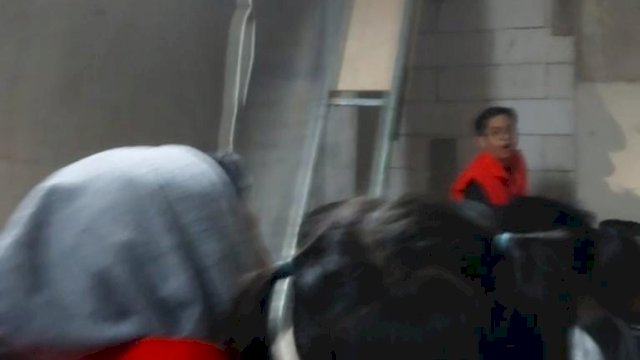 Potongan video yang direkam oleh pengunjung wahana salju Trans Snow World  saat kebakaran melanda Trans Studio Mall di Makassar, Senin (24/4/2023)/Ist