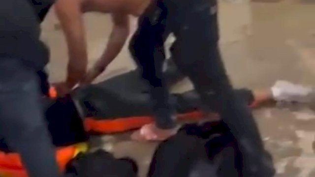 Sejumlah pengunjung jatuh pinsang saat kebakaran hebat landa TSM Makassar (tangkapan video) 