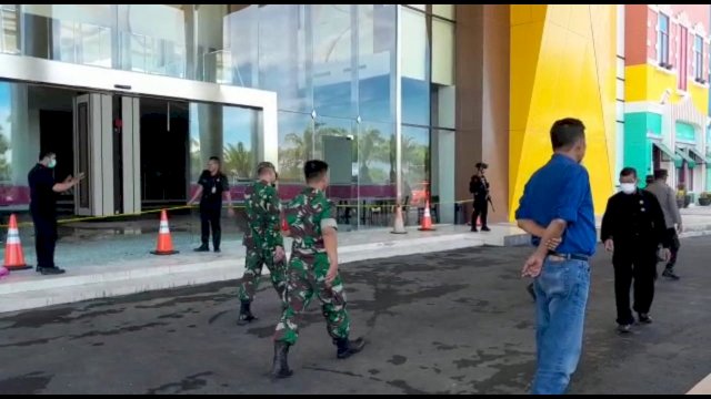 Pihak kepolisian saat melakukan olah TKP pasca kebakaran hebat yang terjadi di TSM Makassar/Ist