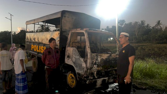 Mobil truk pasukan pengendalian massa (Dalmas) Polri milik Polres Jeneponto hangus terbakar/Ist