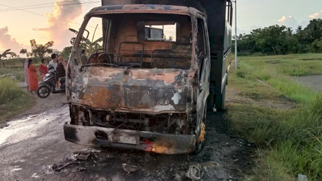 Truk Pengendali Massa (Dalmas) Polres  Jeneponto ditemukan hangus terbakar di area persawahan pada Selasa (25/4/2023) pukul 05.00 pagi. (IST).