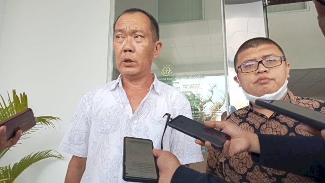 Dua korban investasi bodong Frengky Harlindong dan Jimmy Chandra saat mengadu ke Kejari Makassar (Portal Media/Aldy) 