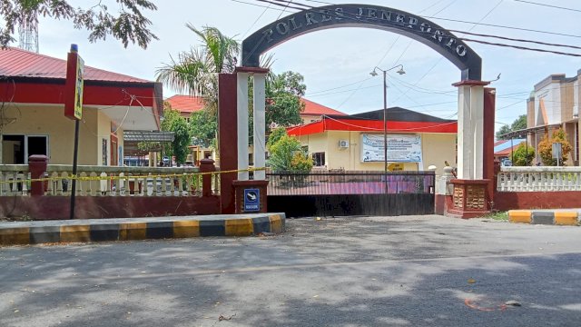 Markas Polres Jeneponto, Jalan Sultan Hasanuddin, Kelurahan Empoang, Kecamatan Binamu, dipasangi police line usai diserang OTK sekira pukul 02.00 Wita, Kamis dini hari (27/04/2023). (Akbar Razak).