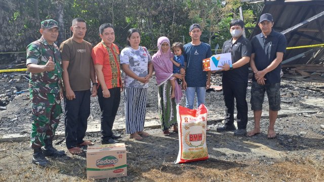 Pihak PT Vale Indonesia Tbk (PT Vale) saat menyerahkan bantuan kepada empat Kepala Keluarga  (KK) yang menjadi korban kebakaran/Ist