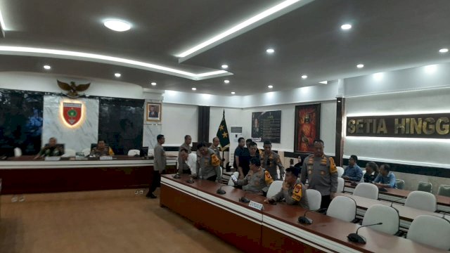 Kapolda Sulsel, Irjen Pol Setyo Boedi Moempoeni Harso  saat konferensi pers di Kodam XIV/Hasanuddin, Kamis (27/4/2023) malam/Ist