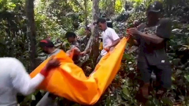 Proses evakuasi jasad yang ditemukan tergantung di pohon dalam hutan Bollangi, Dusun Parassui, Desa Timbuseng, Kabupaten Gowa, Sulawesi Selatan (Sulsel) Kamis (28/4/2023) siang.