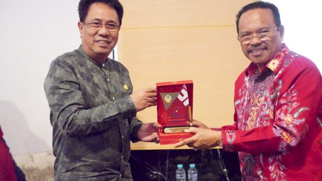 Plh Sekertaris Daerah Provinsi Sulawesi Selatan, Andi Aslam Patonangi, menerima kunjungan Sekertaris Daerah Provinsi Kalimantan Tengah, Nuryakin, bersama rombongan, di Baruga Lounge, Kantor Gubernur Sulsel, Jumat, 28 April 2023.