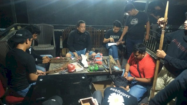 Penikam Sat Samapta Polrestabes Makassar saat menggerebek gudang pembuatan busur panah di Makassar/Ist