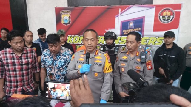 Kapolrestabes Makassar Kombes Pol Mokhamad Ngajib  saat konferensi pers pengungkapan kasus di Mapolrestabes Makassar, Jumat (28/4/2023) malam (Portal Media/Aldy)