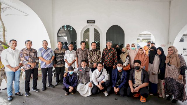 Gubernur Sulsel saat menerima kunjungan para WNI asal Sulsel yang telah dievakuasi dari Negara Sudan/Ist

