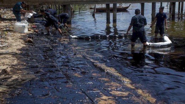 Limbah Minyak Cemari Pantai di Batam, Warga Minta Pemerintah Turun Tangan