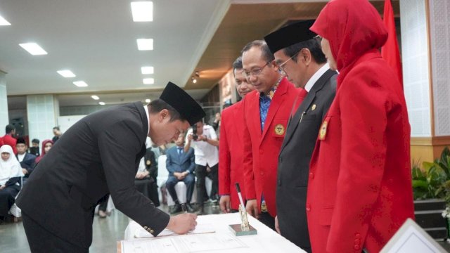 Siapkan Tenaga SDM Berkualitas, Rektor Unhas Lantik 23 Pejabat Tugas Tambahan dan Serahkan SK ke 11 Profesor Baru