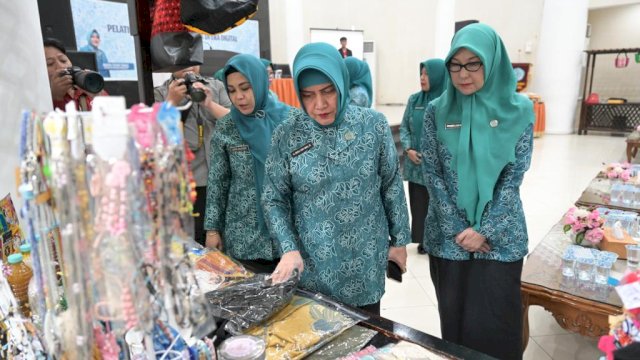Ketua TP PKK Kota Makassar Indira Yusuf Ismail saat meninjau beberapa produk UKM/Ist