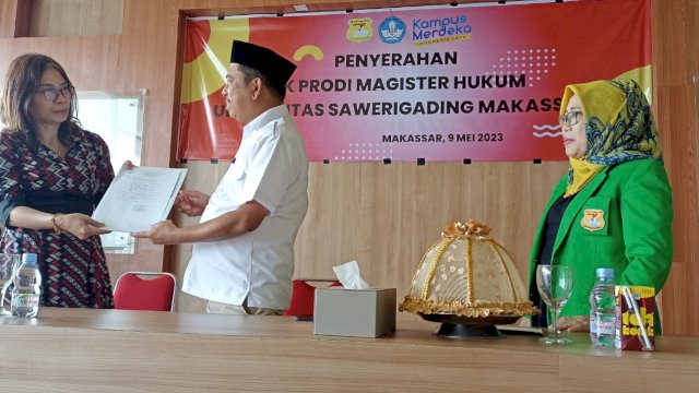 Penyerahan SK pembukaan program studi hukum magister UNSA Makassar oleh Kepala LLDIKTI Wilayah IX, Dr.Andi Lukman, M.Si kepada Ketua Pengurus Yayasan Perguruan Sawerigading (PERSA), Susanti I Mutia Syahadat, S.Sos., M.Si (Portal Media/Rahma)