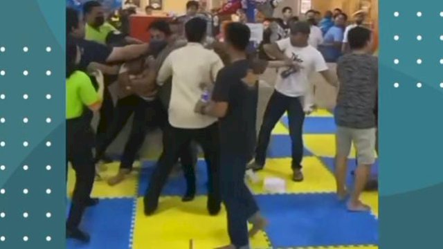 Potongan video perkelahian dua orang ayah saat menemani anak bermain di mal/Ist