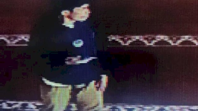 Tangkapan layar video viral seorang pria membobol isi kotak amal masjid di Makassar/Int