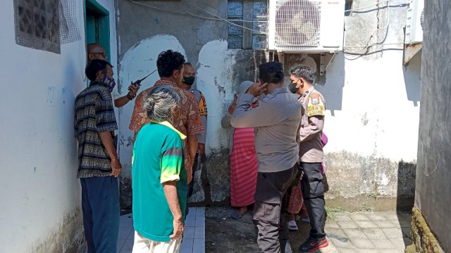 Aparat kepolisian bersama warga setempat saat memeriksa kondisi  mayat seorang pria di Makassar yang diketahui sebagai kader PBB/Ist