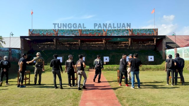  Sejumlah personel Polrestabes Makassar mengikuti latihan menembak di lapangan tembak Batalyon A Brimob Polda Sulsel/Ist
