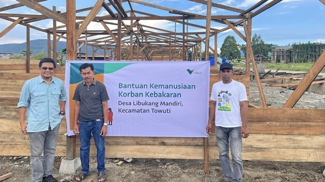 PT Vale Bantu Bangun Kios Pedagang yang Terbakar di Pasar SP 1 Mahalona