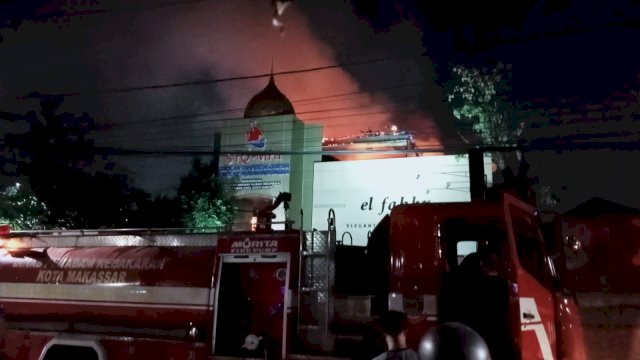 Damkar Makassar saat berusaha memadamkan api di Sekolah Tahfidzul Qur'an Markaz Hijrah Indonesia (STQ-MHI), Jalan Jalan Hertasning, Kamis malam (18/5/2023) /(Portal Media/Aldy) 