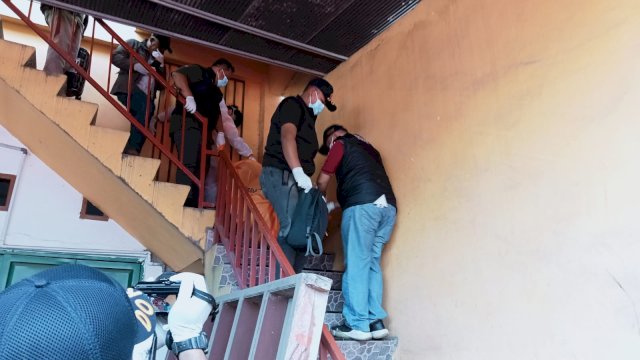 Proses evakuasi jasad korban oleh pihak kepolisian(Portal Media/Aldy) 