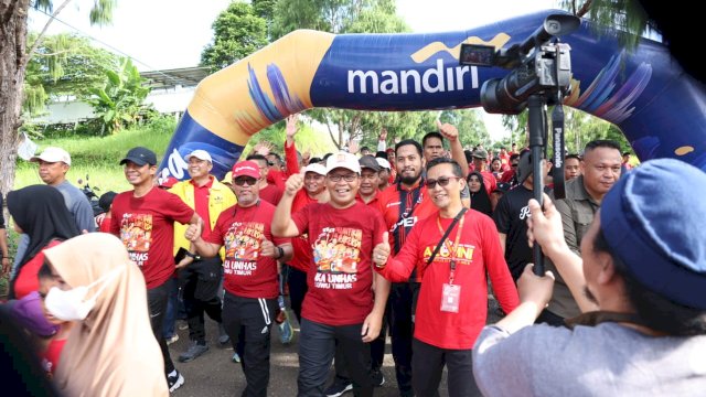 Kenakan Dress Code Merah, Danny Pomanto dan Bupati Budiman Jalan Santai Bareng Masyarakat Lutim