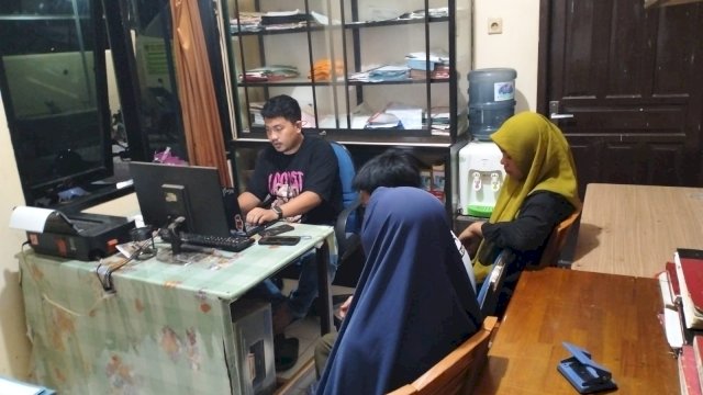 Pelaku IC saat dilakukan pemeriksaan oleh pihak kepolisian Polsek Manggala(Portal Media/Aldy)