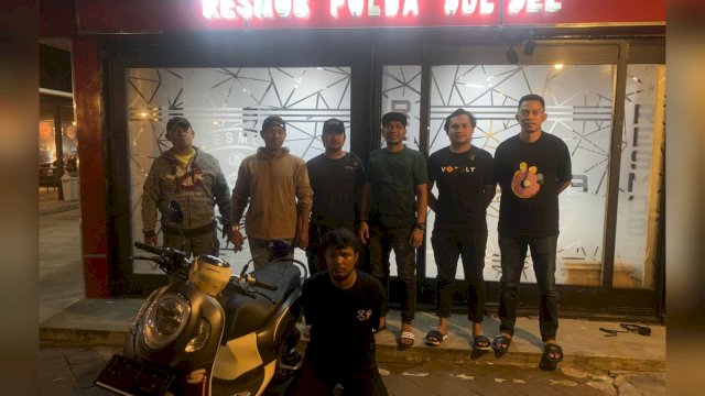 Asrul (23) saat diamankan polisi usai mencuri dua buah handphone milik mucikari prostitusi online/ist