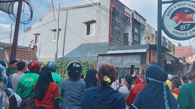 Seorang ayah di Makassar tega menyandera anaknya sendiri di dalam rumah/Ist) 