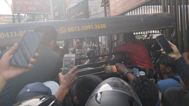 Pelaku saat dievakuasi oleh pihak kepolisian/Ist