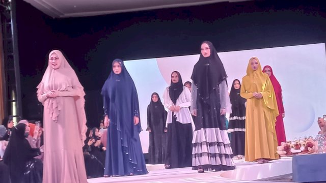 Ini Dia Koleksi Terbaru SiSeSa, Pesona Gamis Syar'i nan Elegan