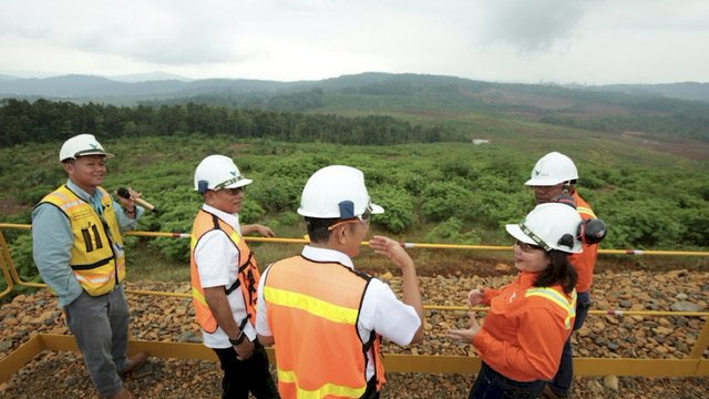CEO PT Vale Indonesia Febriany Eddy (kanan) menjelaskan proses reklamasi dan rehabilitasi lahan pascatambang kepada Kepala Staf Kepresidenan (KSP) Moeldoko (kedua dari kiri).