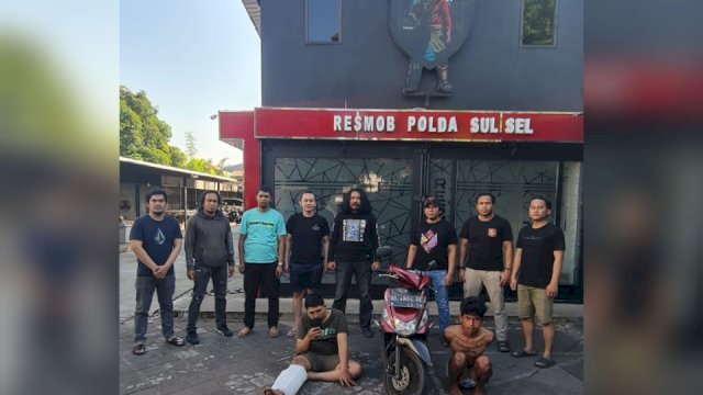 Dua pelaku curanmor saat diamankan polisi/Ist