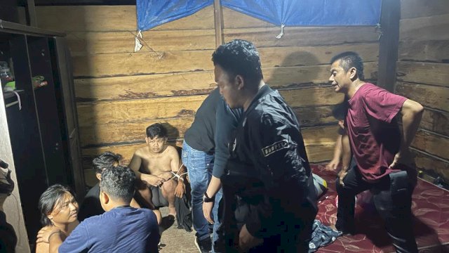 Pelaku saat diamankan pihak kepolisian/Ist