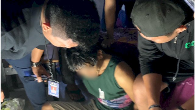 Salah satu pelaku (suami) saat diamankan oleh pihak kepolisian/Ist