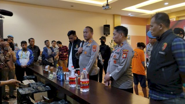 Kapolrestabes Makassar Kombes Pol Mokhamad Ngajib  saat ekspose pengungkapan di Mapolrestabes Makassar, Jumat (2/6/2023) malam.
