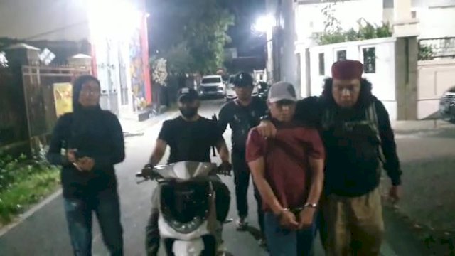 Pelaku pencurian motor saat dibekuk Tim Resmob Polsek Panakkukang di kediamannya/Ist