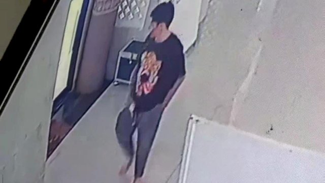 Pelaku pencurian yang tertangkap kamera CCTV/Ist