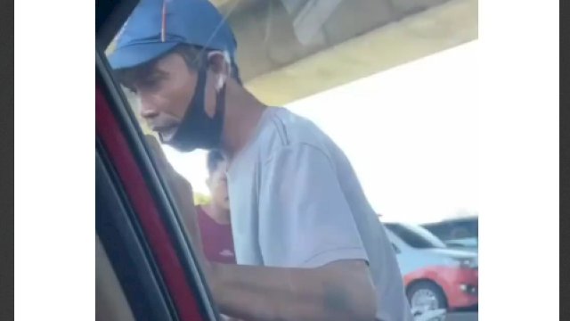 Tangkapan video saat seorang 'Pak Ogah' melakukan aksi premanisme kepada pengendara di Makassar/Ist