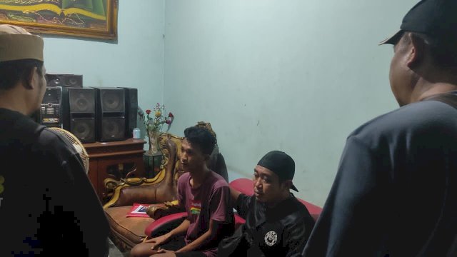 Salah satu pelaku pencurian saat diamankan polisi di kediamannya/ist