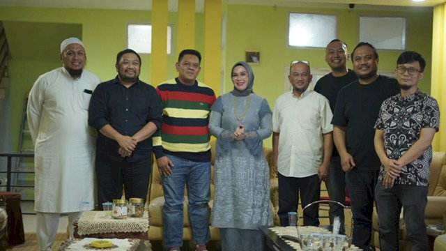IKA Smansa 2023 foto bersama Ketua IKA SMANSA Makassar, Andi Ina. 