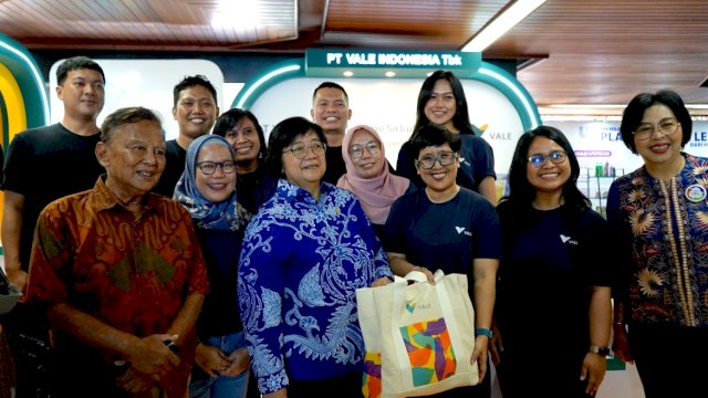 Kunjungan menteri LHK ke booth PT Vale Indonesia. 